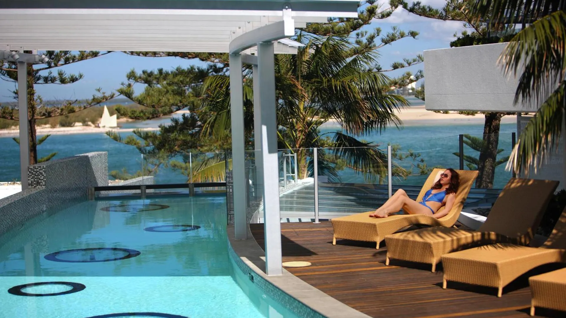 קלונדרה Rumba Beach Resort