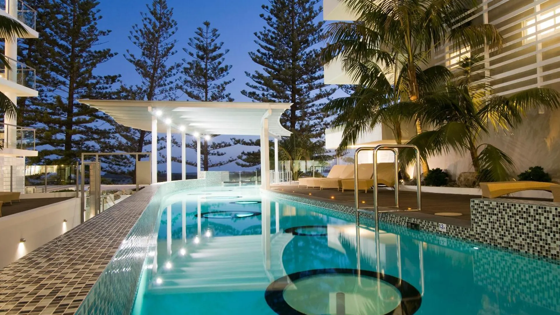 קלונדרה Rumba Beach Resort
